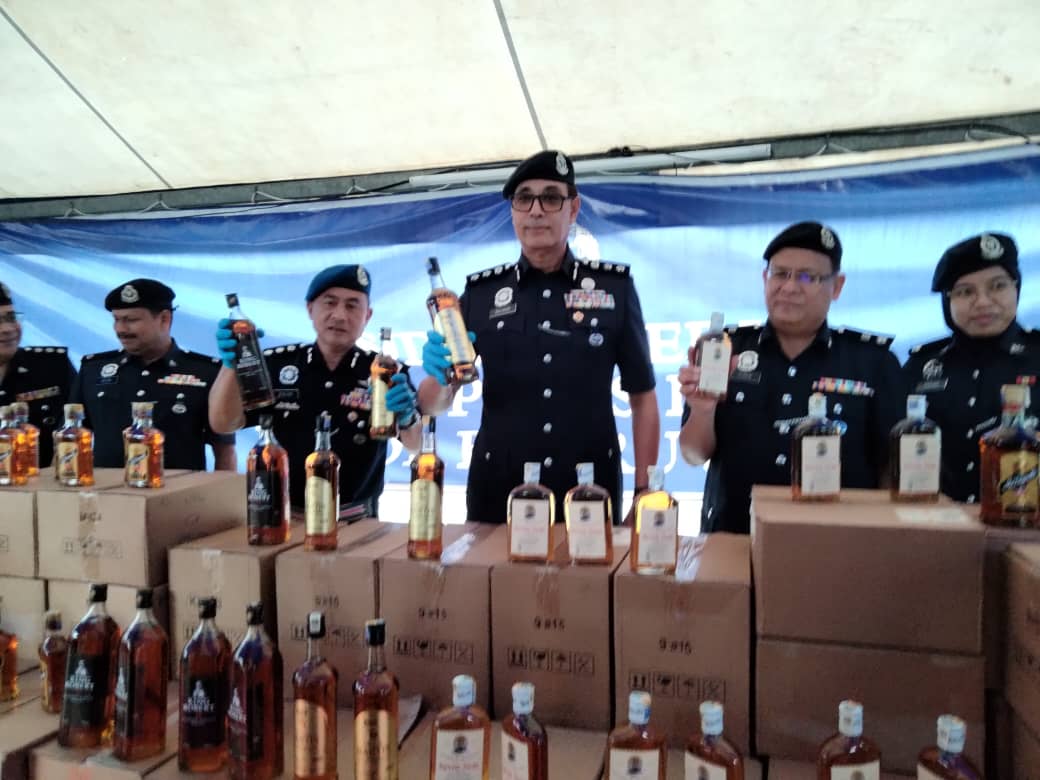 Dua kilang proses arak tiruan diserbu, rampasan lebih RM1.2 juta