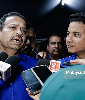 Presiden MIC, Tan Sri SA Vigneswaran berkempen untuk calon BN Dun Mahkota, Syed Hussein Syed Abdullah.