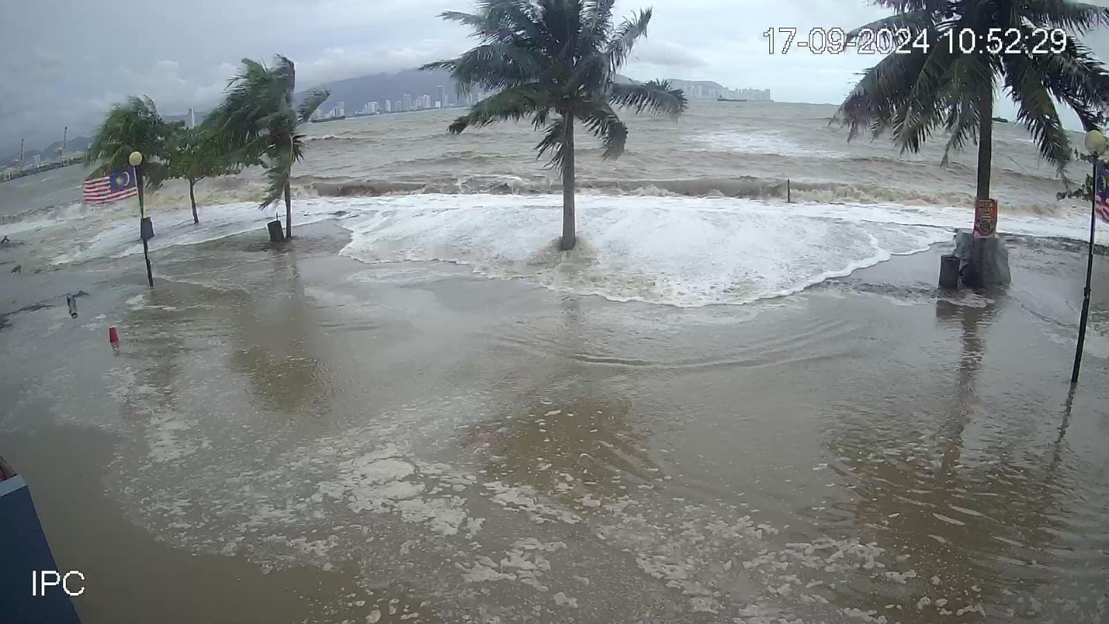 Ombak besar di Pulau Pinang, Perak semalam luar biasa