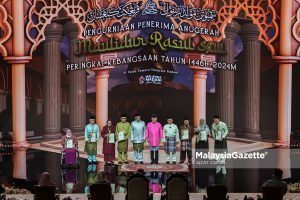 Yang di-Pertuan Agong Sultan Ibrahim dan Raja Permaisuri Agong, Raja Zarith Sofiah berkenan bergambar bersama penerima anugerah pada Sambutan Maulidur Rasul SAW Peringkat Kebangsaan bagi Tahun 1446 Hijrah di Pusat Konvensyen Antarabangsa Putrajaya. Foto AIZAT ZAINAL, 16 SEPTEMBER 2024.