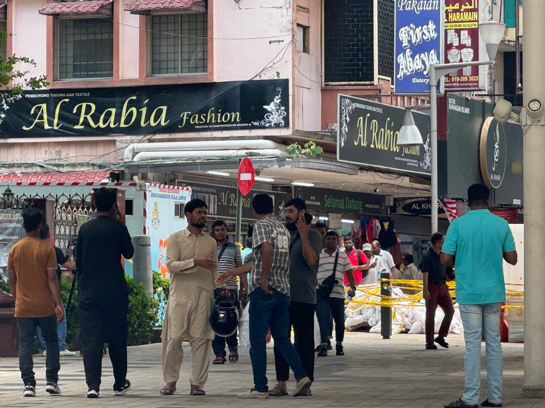 Pengunjung terdiri daripada warga tempatan dan asing kembali berkunjung ke Masjid India hari ini.