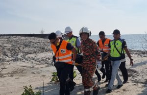 Pemandu lori kontena terbabas di laut ditemui mati lemas