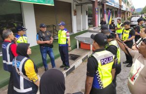 Rahmad (baju hitam) menyertai serbuan Op Global yang berjaya merampas 285 barang kes termasuk 12 keping gambar pemimpin utama Al-Arqam, Ashaari Muhammad dan 138 buku berkaitan ajaran sesat itu di Melaka hari ini.