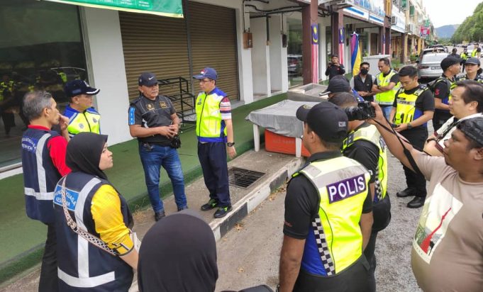 Rahmad (baju hitam) menyertai serbuan Op Global yang berjaya merampas 285 barang kes termasuk 12 keping gambar pemimpin utama Al-Arqam, Ashaari Muhammad dan 138 buku berkaitan ajaran sesat itu di Melaka hari ini.