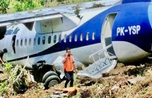 Pesawat Trigana Air tergelincir dari landasan di Lapangan Terbang Papua Indonesia