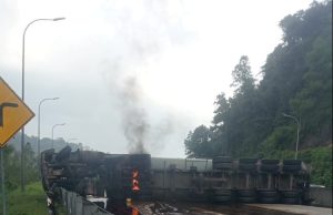 Treler panjang terbalik di Kilometer 27.8 di laluan Karak