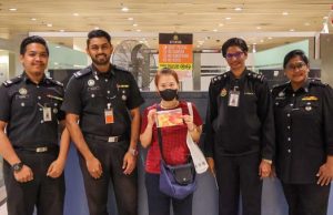 Pegawai imigresen pulangkan semula RM2,000 terima penghargaan