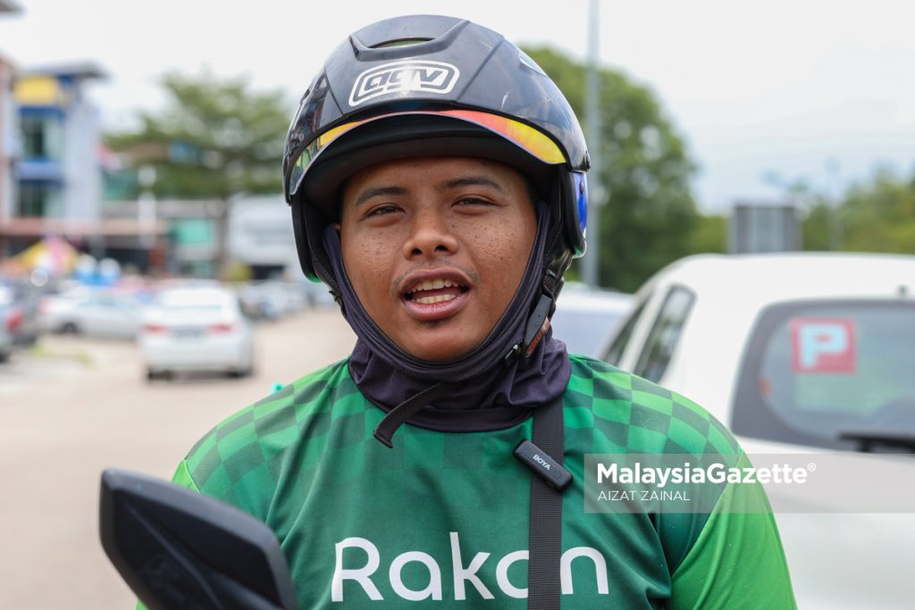 Penghantar makanan, Mohd Syahmi Abd Halim bercakap pada media berkaitan pelaburan langsung asing Johor yang memberi manfaat kepada penduduk setempat ketika tinjauan lensa MalaysiaGazette di sekitar Johor Bahru. Foto AIZAT ZAINAL, 1 OKTOBER 2024.