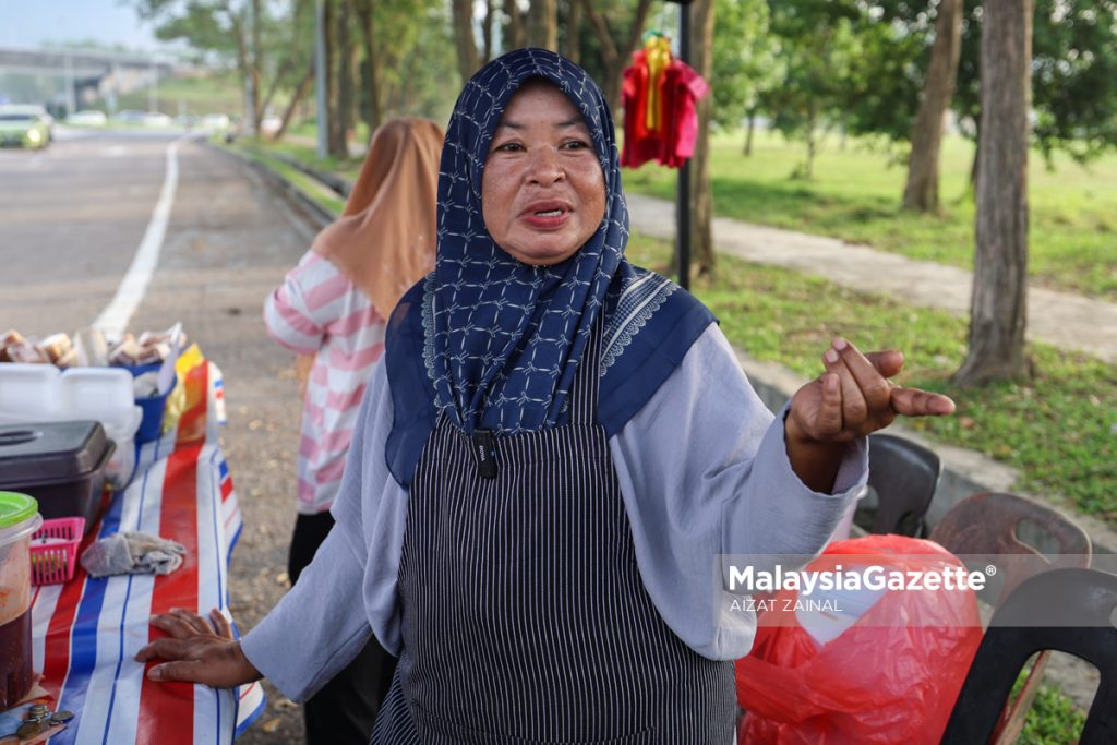 Peniaga nasi lemak, Zainon Sipon bercakap pada media berkaitan pelaburan langsung asing Johor yang memberi manfaat kepada penduduk setempat ketika tinjauan lensa MalaysiaGazette di sekitar Johor Bahru. Foto AIZAT ZAINAL, 1 OKTOBER 2024.