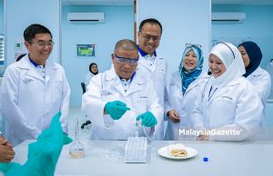 Menteri Besar Perak, Datuk Seri Saarani Mohamad pada sesi lawatan ketika hadir pada Majlis Perasmian Terra Mineral Lab (TML) dan Pusat Kecemerlangan Penyelidikan Mineral di Perkarangan Pejabat TML Gopeng, Perak. Foto ANIQ NABILAFIQ ANUAR, 3 OKTOBER 2024. NR-REE