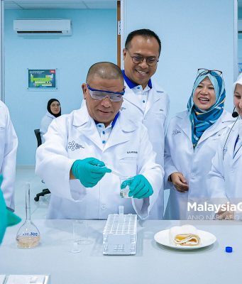 Menteri Besar Perak, Datuk Seri Saarani Mohamad pada sesi lawatan ketika hadir pada Majlis Perasmian Terra Mineral Lab (TML) dan Pusat Kecemerlangan Penyelidikan Mineral di Perkarangan Pejabat TML Gopeng, Perak. Foto ANIQ NABILAFIQ ANUAR, 3 OKTOBER 2024. NR-REE