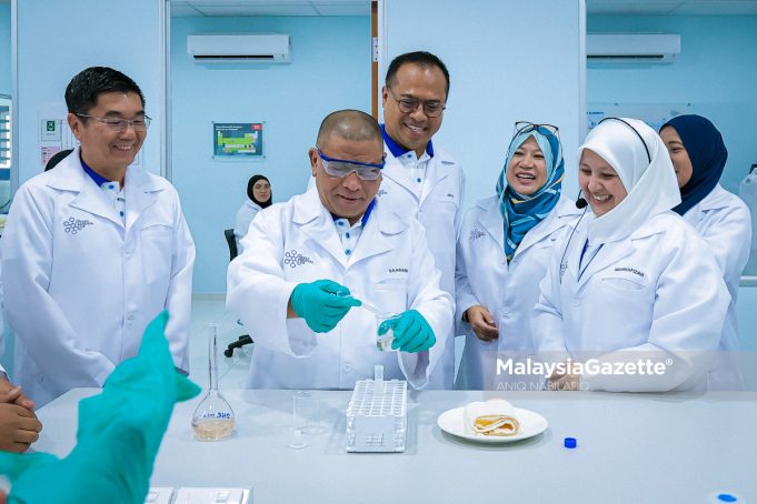 Menteri Besar Perak, Datuk Seri Saarani Mohamad pada sesi lawatan ketika hadir pada Majlis Perasmian Terra Mineral Lab (TML) dan Pusat Kecemerlangan Penyelidikan Mineral di Perkarangan Pejabat TML Gopeng, Perak. Foto ANIQ NABILAFIQ ANUAR, 3 OKTOBER 2024. NR-REE