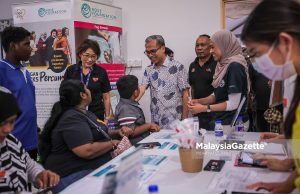 Pelajar kibar dan pegang bendera China bukan warga Malaysia – Fahmi
