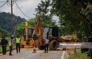 Tanah runtuh : Batu dan kayu tersumbat dalam longkang