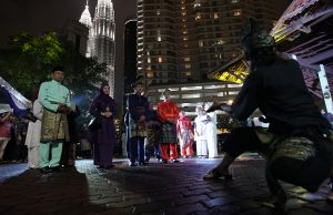 Timbalan Ketua Pengarah (Promosi) Tourism Malaysia, Datuk Musa Yusof melihat pertunjukan persembahan silat di Karnival Jejak Seni Budaya Malaysia Madani 2024 di Lanai@Matic, Kuala Lumpur