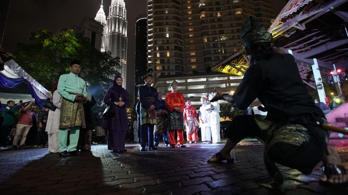 Timbalan Ketua Pengarah (Promosi) Tourism Malaysia, Datuk Musa Yusof melihat pertunjukan persembahan silat di Karnival Jejak Seni Budaya Malaysia Madani 2024 di Lanai@Matic, Kuala Lumpur