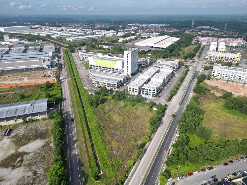 Pembangunan pesat Malaysia mampu menarik pelaburan langsung asing (FDI) antaranya AirTrunk yang bertapak di Sydney, Australia yang memilih Johor sebagai destinasi pelaburannya sekali gus menawarkan pekerjaan berkemahiran tinggi kepada rakyat negara ini. limpahan ekonomi