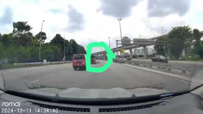 Sebuah kereta bewarna merah dipercayai yang melanggar sebuah motosikal di Lebuhraya Sungai Besi pada 11 Oktober lalu. Foto: JSPT KL