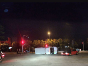 Ambulans terbalik di simpang lampu isyarat