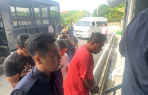 Pemandu treler yang menyebabkan kemalangan dan mengakibatkan seorang maut dan pasangan suami isteri parah di Lebuhray Utara Selatan, Kluang, semalam direman dua hari bagi membantu siasatan