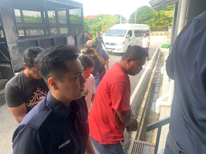Pemandu treler yang menyebabkan kemalangan dan mengakibatkan seorang maut dan pasangan suami isteri parah di Lebuhray Utara Selatan, Kluang, semalam direman dua hari bagi membantu siasatan