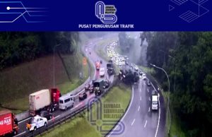 Treler ATM muatan kereta kebal terbalik, Lebuhraya KL Karak sesak