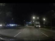 Kereta terbalik elak lori pandu lawan arus