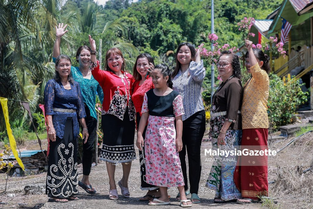 Penduduk kampung berpakaian Tradisional Bangsa Iban Sarawak pada program Kampung Angkat MADANIKKR di Kampung Song Kapit, Sarawak. Foto AIZAT ZAINAL, 12 MEI 2024