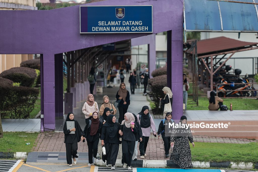 Penuntut universiti yang merupakan mahasiswa dan mahasiswi ketika tinjauan sempena Belanjawan 2025 sektor pendidikan di Univeristi Teknologi Mara (UiTM) Shah Alam, Selangor. Foto AIZAT ZAINAL 18 OKTOBER 2024.