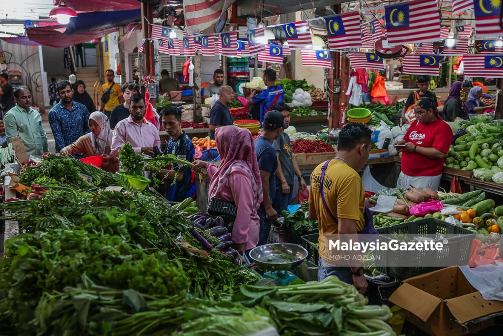 Orang ramai membeli barang keperluan harian sempena cuti umum Maulidur Rasul dan Hari Malaysia 2024 ketika tinjauan lensa Malaysia Gazette di Pasar Chow Kit, Kuala Lumpur. Foto MOHD ADZLAN, 16 SEPTEMBER 2024.