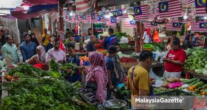 Orang ramai membeli barang keperluan harian sempena cuti umum Maulidur Rasul dan Hari Malaysia 2024 ketika tinjauan lensa Malaysia Gazette di Pasar Chow Kit, Kuala Lumpur. Foto MOHD ADZLAN, 16 SEPTEMBER 2024.