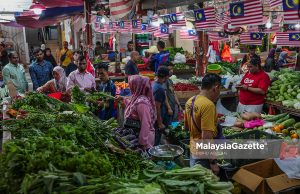 Orang ramai membeli barang keperluan harian sempena cuti umum Maulidur Rasul dan Hari Malaysia 2024 ketika tinjauan lensa Malaysia Gazette di Pasar Chow Kit, Kuala Lumpur. Foto MOHD ADZLAN, 16 SEPTEMBER 2024.