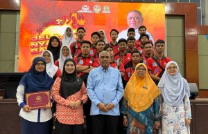 Exco Pendidikan, Pengajian Tinggi, Belia dan Sukan Negeri Perak, Khairudin Abu Hanipah bergambar Bersama peserta Program Jelajah Nyalaan Bara Api Bersama Cikgu Saarani Daerah Perak Tengah. Foto, Ihsan Pejabat Exco. Tuisyen Tuition Yayasan Perak Sejahtera 2030