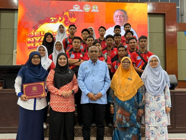 Exco Pendidikan, Pengajian Tinggi, Belia dan Sukan Negeri Perak, Khairudin Abu Hanipah bergambar Bersama peserta Program Jelajah Nyalaan Bara Api Bersama Cikgu Saarani Daerah Perak Tengah. Foto, Ihsan Pejabat Exco. Tuisyen Tuition Yayasan Perak Sejahtera 2030