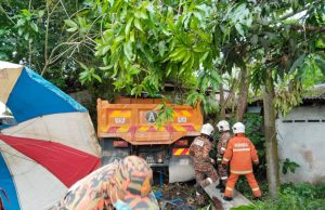 Lori terbabas rempuh warung, tiga lelaki cedera