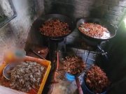 Peniaga warga asing goreng ketam rangup di dapur kotor