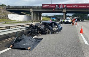 Seorang wanita maut, pemandu cedera selepas kereta langgar penghadang jalan