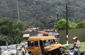 Pemandu van sekolah cedera terlibat dalam kemalangan