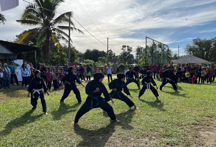 Persembahan silat oleh penduduk Mukim Karangan untuk memeriahkan lagi karnival