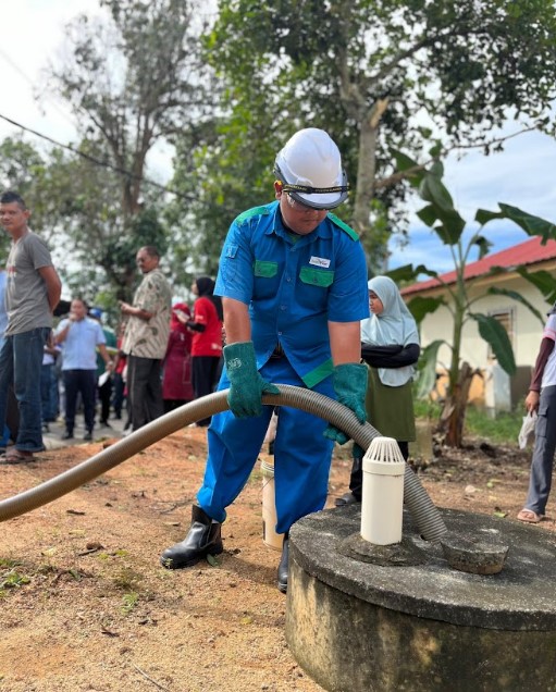 Demo pengosongan tangki septik palong oleh kakitangan IWK Indah Water