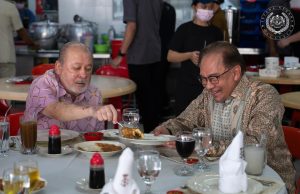 Agong santap asam pedas bersama PM
