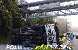 Lori kontena terbalik, laluan KM74, Jln Kuantan-KL terhalang