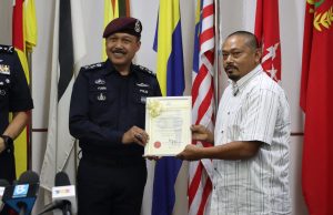 ‘Hero Tak Didendang’ Kamarul tahan lori tayar gelong terima penghargaan