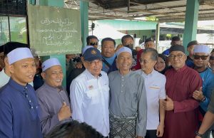 Anwar luang masa lawat surau dirasmikannya selepas 39 tahun