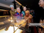 Hasrat Perak sebagai hab pelancongan kesihatan di landasan tepat Menteri Besar Perak, Datuk Seri Saarani Mohamad melawat reruai pameran pada Majlis Makan Malam dan Sambutan Ulang Tahun Ke-120 Perak Community Specialist Hospital (PCSH) di Hotel Kinta Riverfront, Ipoh, pada Jumaat. Foto ANIQ NABILAFIQ ANUAR, 13 DISEMBER 2024. hab pelancongan kesihatan Perak Sejahtera 2030