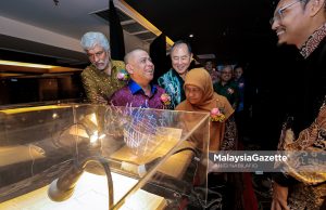 Menteri Besar Perak, Datuk Seri Saarani Mohamad melawat reruai pameran pada Majlis Makan Malam dan Sambutan Ulang Tahun Ke-120 Perak Community Specialist Hospital (PCSH) di Hotel Kinta Riverfront, Ipoh, pada Jumaat. Foto ANIQ NABILAFIQ ANUAR, 13 DISEMBER 2024. hab pelancongan kesihatan Perak Sejahtera 2030