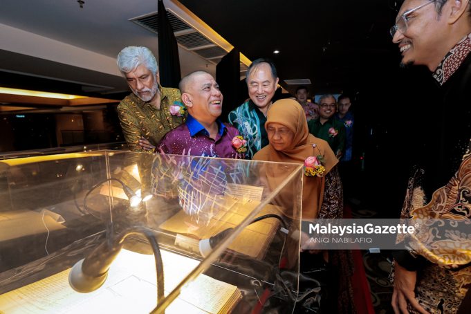 Menteri Besar Perak, Datuk Seri Saarani Mohamad melawat reruai pameran pada Majlis Makan Malam dan Sambutan Ulang Tahun Ke-120 Perak Community Specialist Hospital (PCSH) di Hotel Kinta Riverfront, Ipoh, pada Jumaat. Foto ANIQ NABILAFIQ ANUAR, 13 DISEMBER 2024. hab pelancongan kesihatan Perak Sejahtera 2030