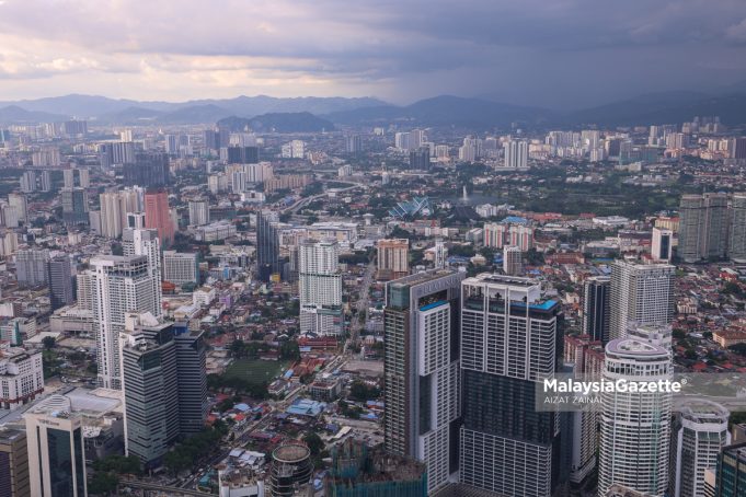 Suasana bangunan Kuala Lumpur ketika tinjauan lensa MalaysiaGazette di Menara Kuala Lumpur. Foto AIZAT ZAINAL. 16 OKTOBER 2024. FDI pelaburan langsung asing Selangor Kerangka Ekonomi Madani