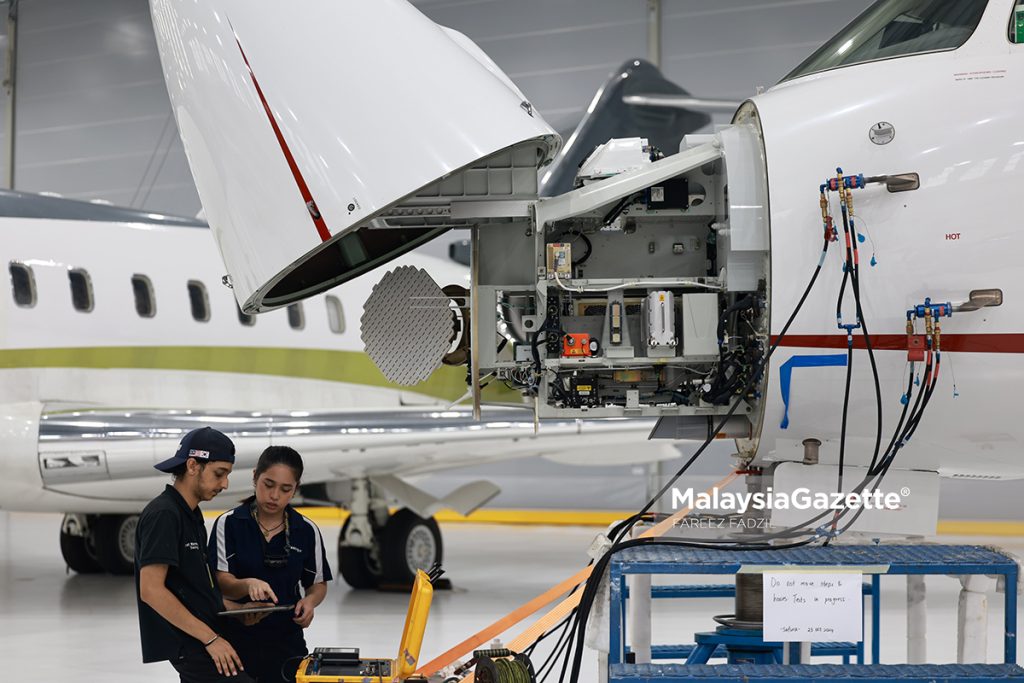 Jurutera pesawat membuat kerja penyelenggaraan pesawat Falcon di hangar ExecuJet, Lapangan Terbang Sultan Abdul Aziz Shah, Subang. Foto FAREEZ FADZIL, 25 OKTOBER 2024.