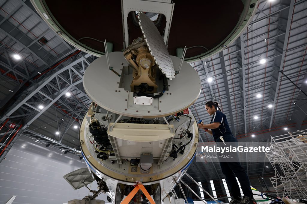 Jurutera pesawat membuat kerja penyelenggaraan pesawat Falcon di hangar ExecuJet, Lapangan Terbang Sultan Abdul Aziz Shah, Subang. Foto FAREEZ FADZIL, 25 OKTOBER 2024. FDI Pelaburan Langsung Asing 